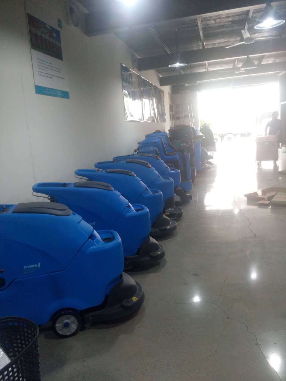 高效電動(dòng)塵推車(chē) 現(xiàn)代化工廠保潔與清洗服務(wù)的得力助手